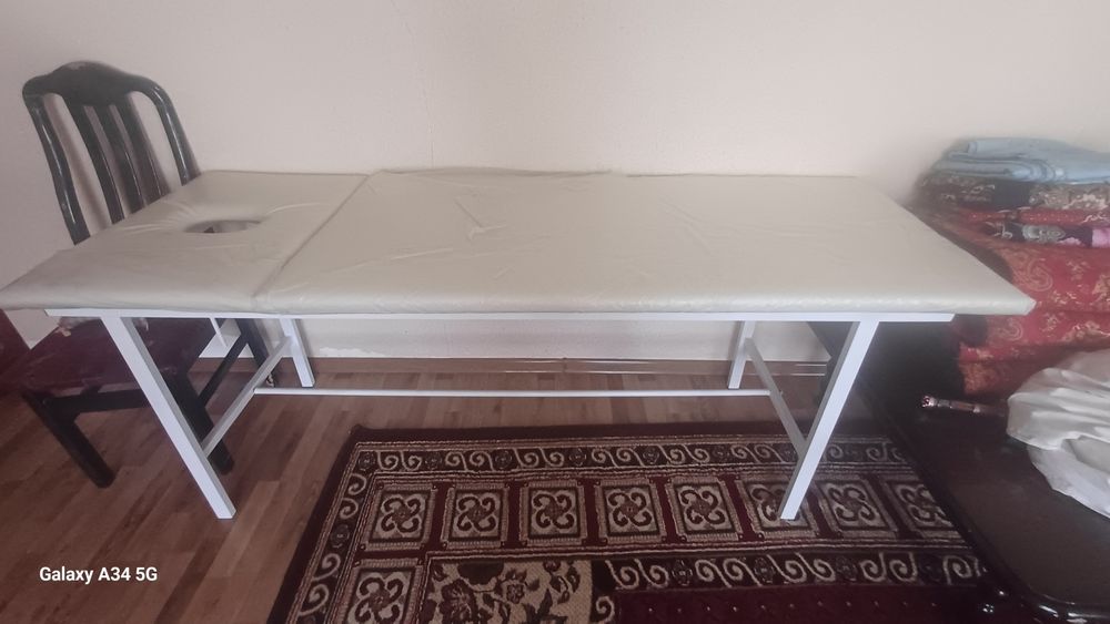 Продаётся срочна массаж кушетка новая