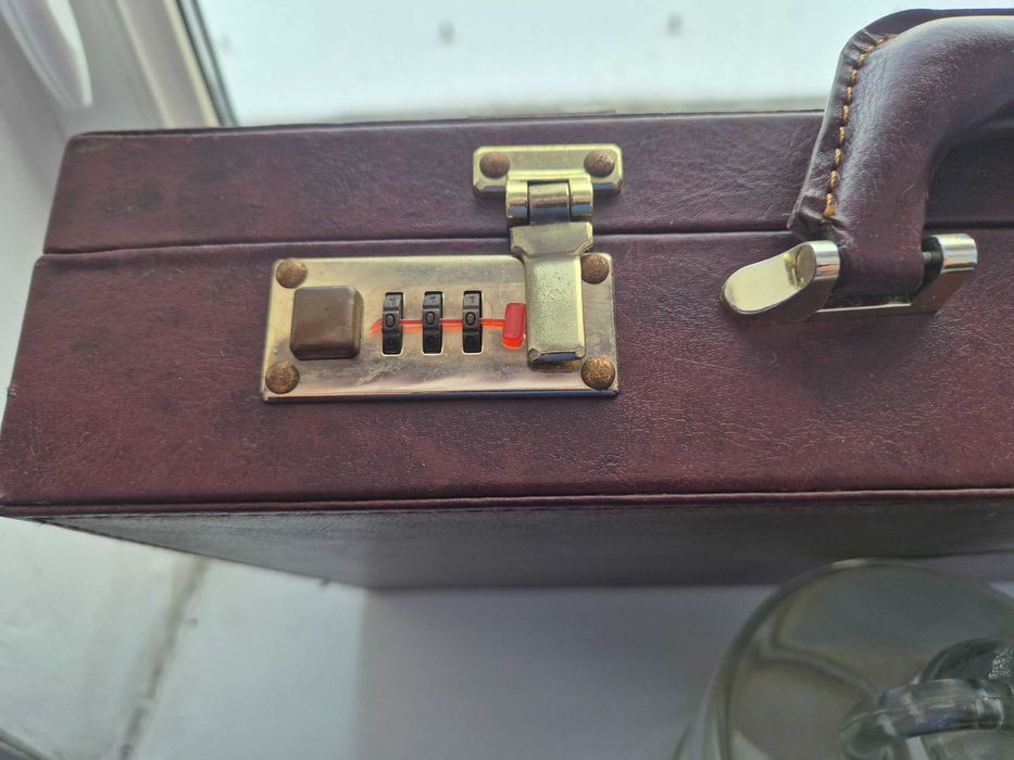 Дипломат с кодовым замком