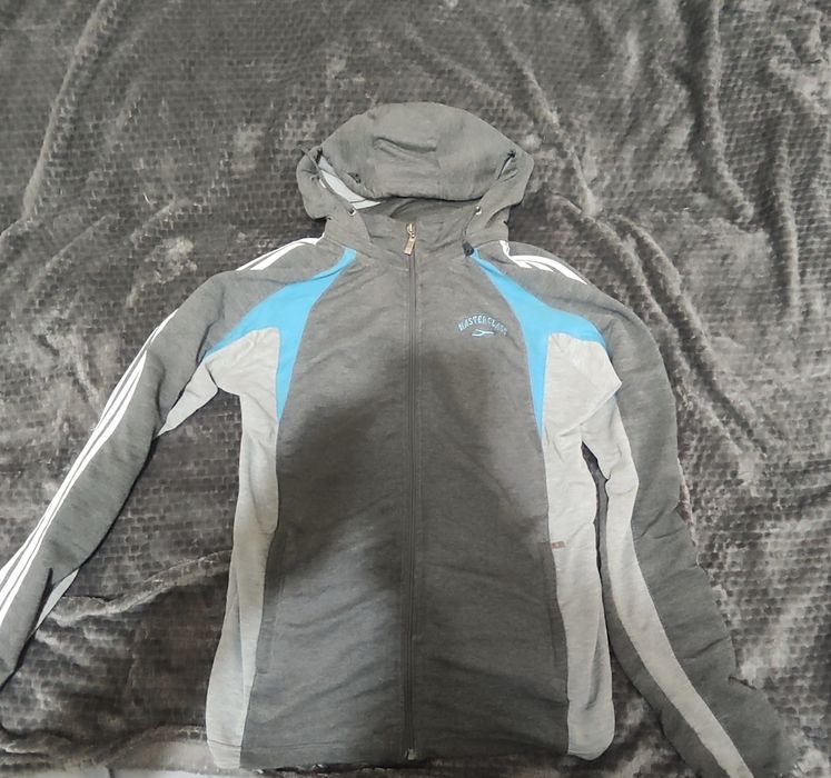 Продам кофту с капюшоном