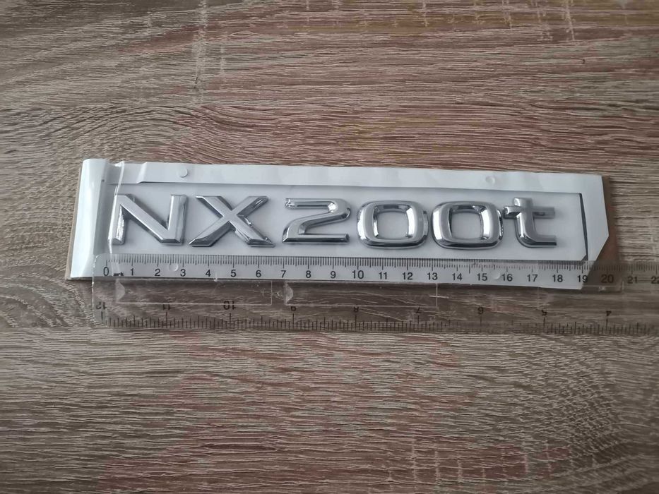 сребрист надпис Lexus NX 200t