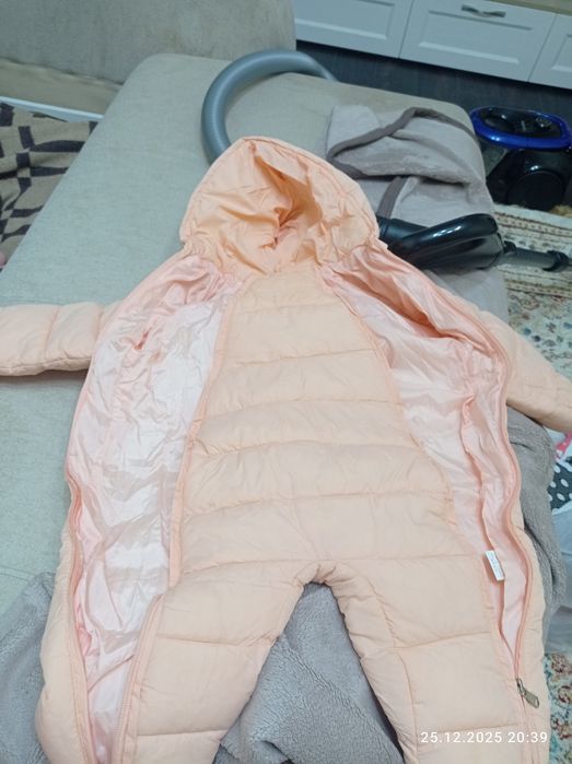 Продам демисезонный комбинезон для девочек