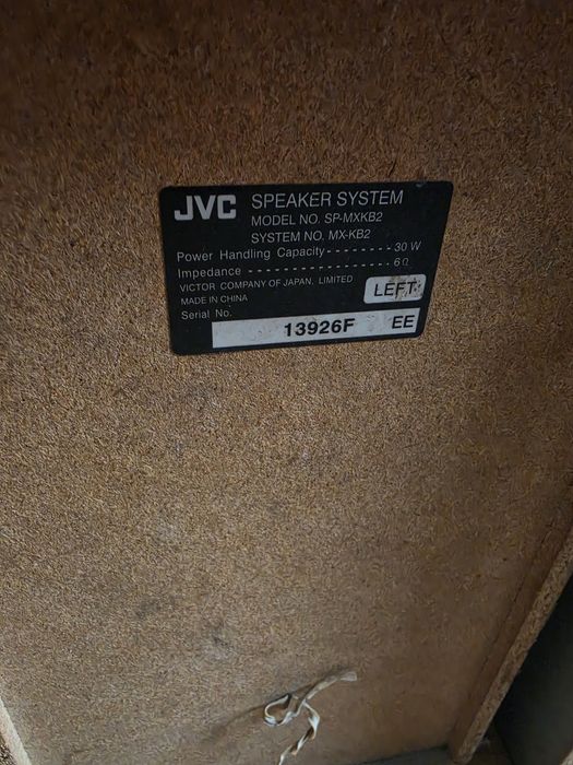 Set boxe JVC si una diferita