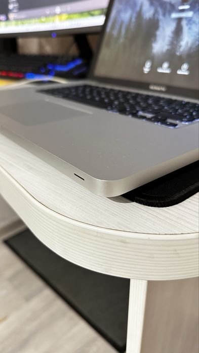 Macbook Pro (middle) 2009