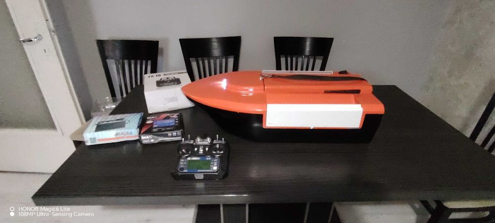 Лодка за захранка с GPS