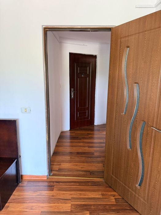 Inchiriez apartamnt intr o vila