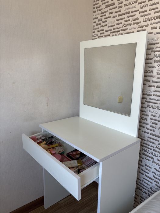 Продается туалетный столик