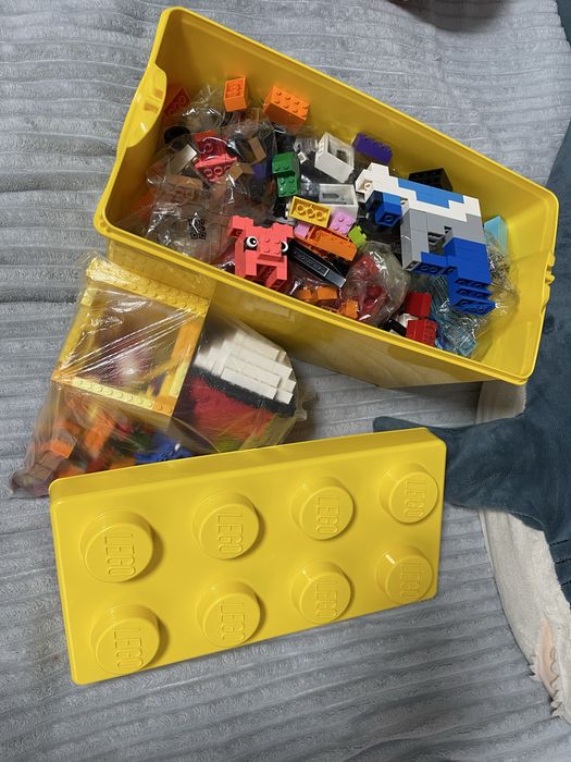 Продам 2 набора Lego classic .