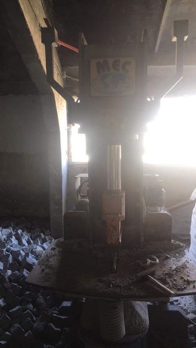 Преса за изработка на павета