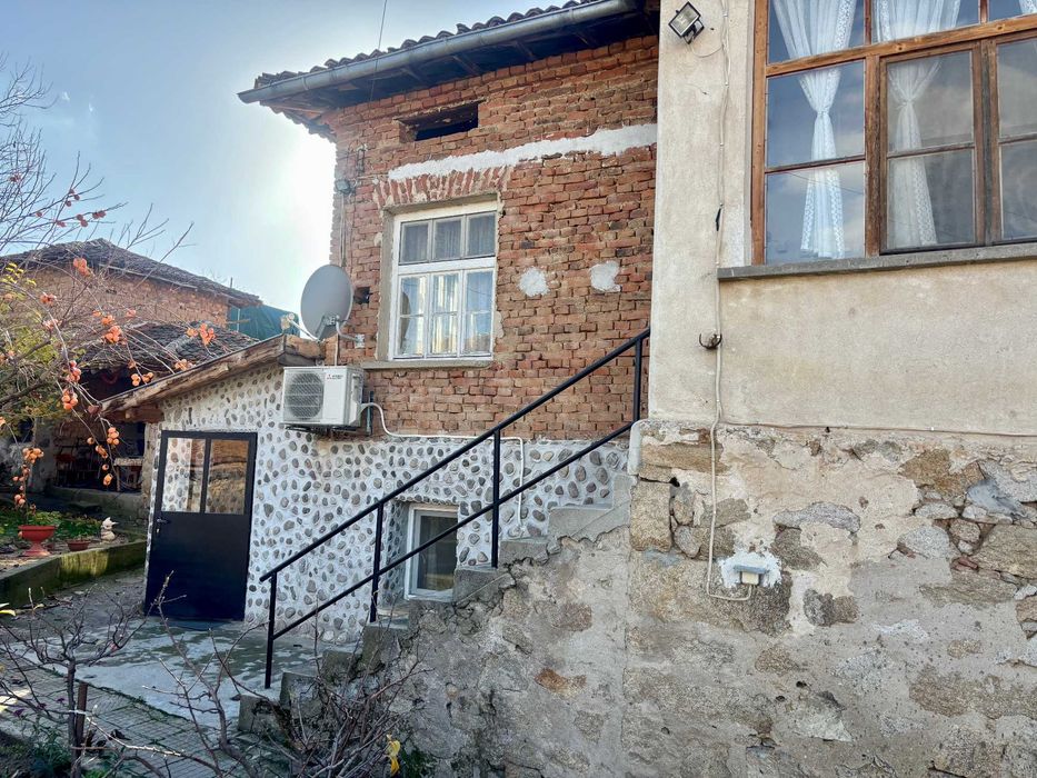 Продавам къща с двор в село Каравелово