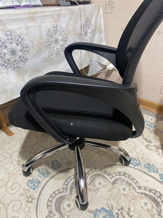 Продам регулирующий вертящий стул.