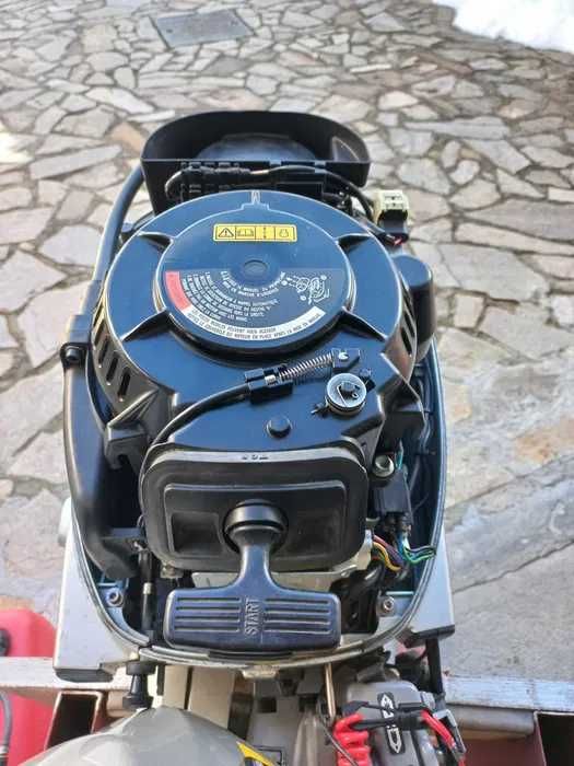 Продавам перфектен извънбордов двигател Honda 20 к.с.