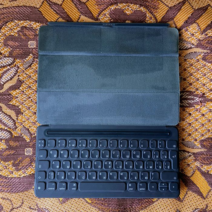 Продам чехол-клавиатуру Apple