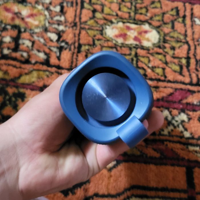 Портативный колонки Xiaomi Sound Outdoor в синем цвете.