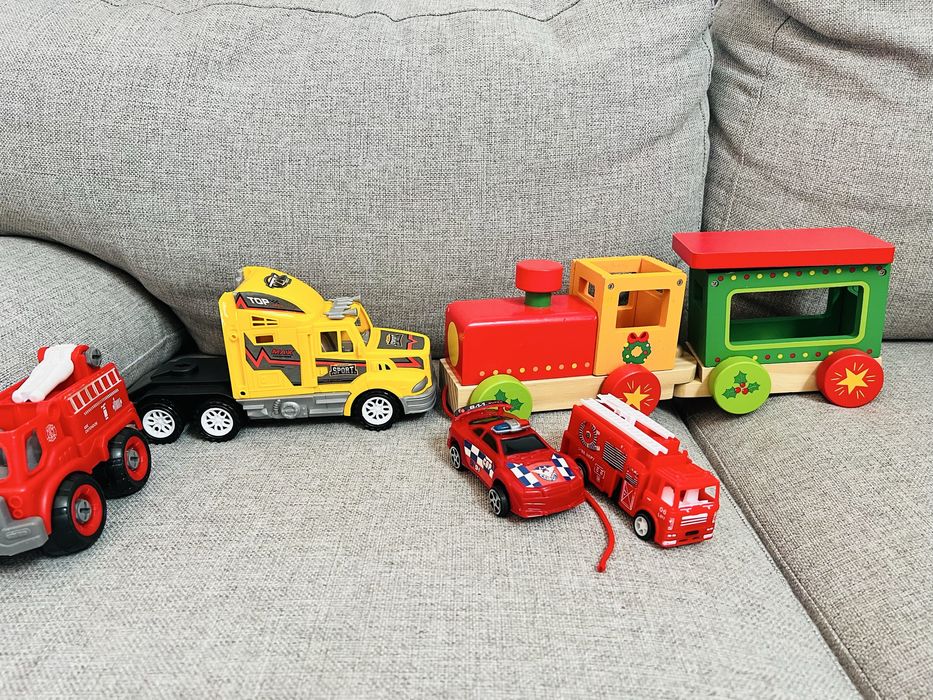 Дървено влакче и коли