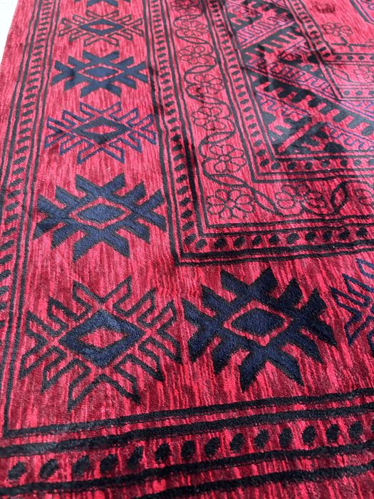 Нов  килим 2,30/1,60 червен/чере