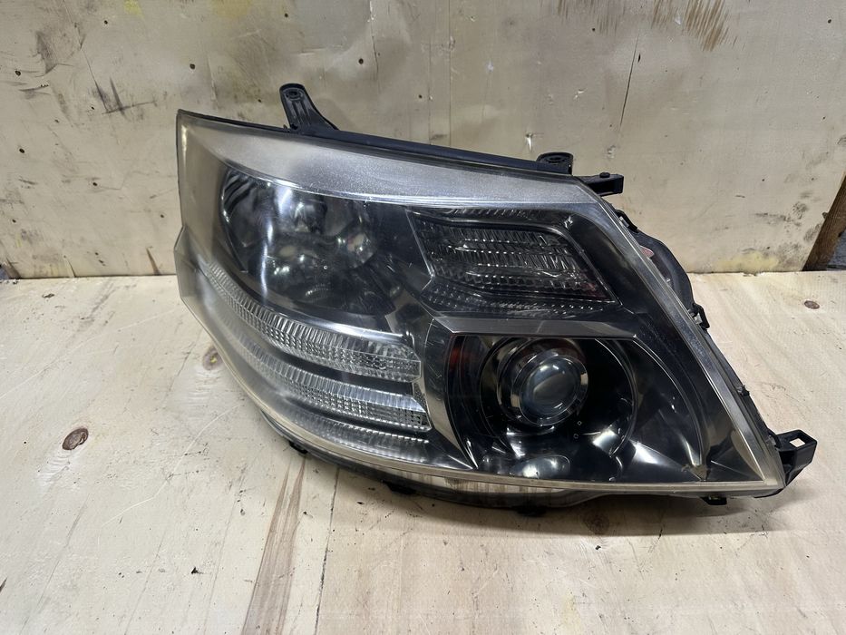 Фары передние Toyota Alphard Xenon