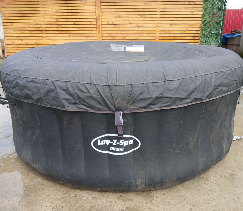 Jacuzzi gonflabil cu hidromasaj si incalzire