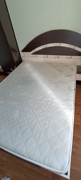 Продам кровать с матрасом и тумбочкой