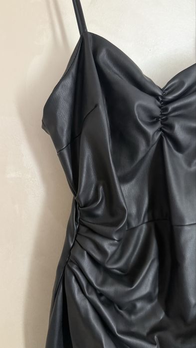 Къса кожена черна рокля Zara