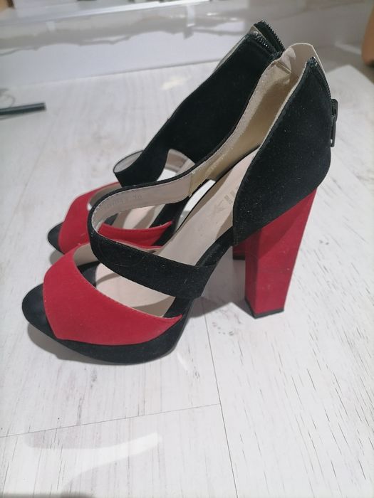 Sandale catifea cu toc