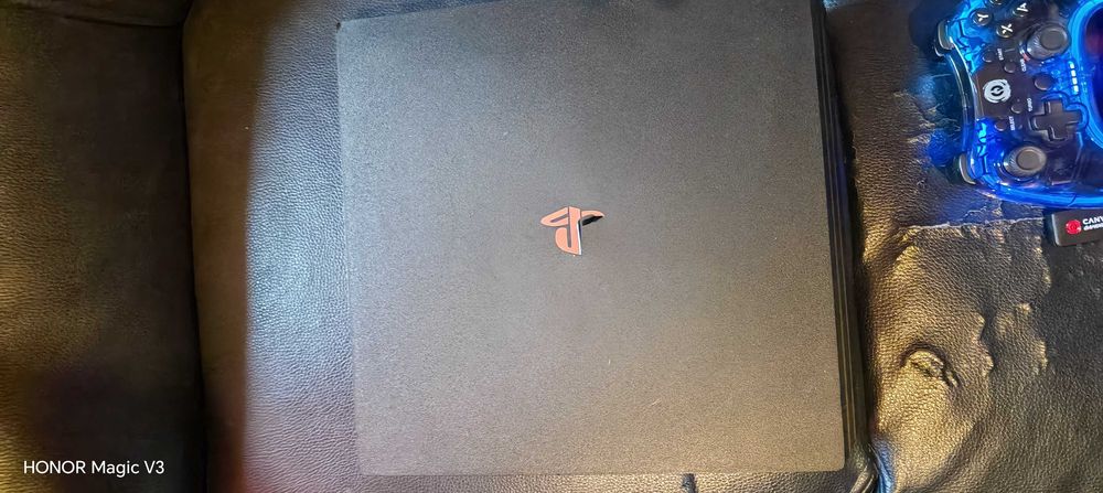 Playstation 4 Pro с игри и Аксесоари