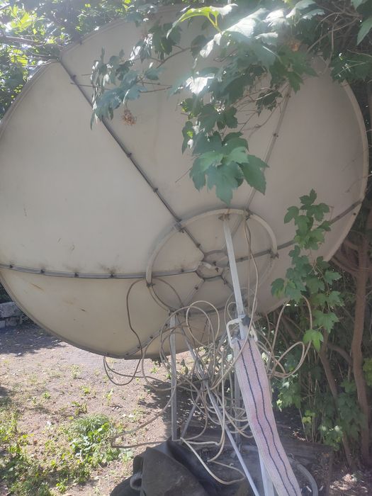 Спутниковая антенна + две головки + ресивер