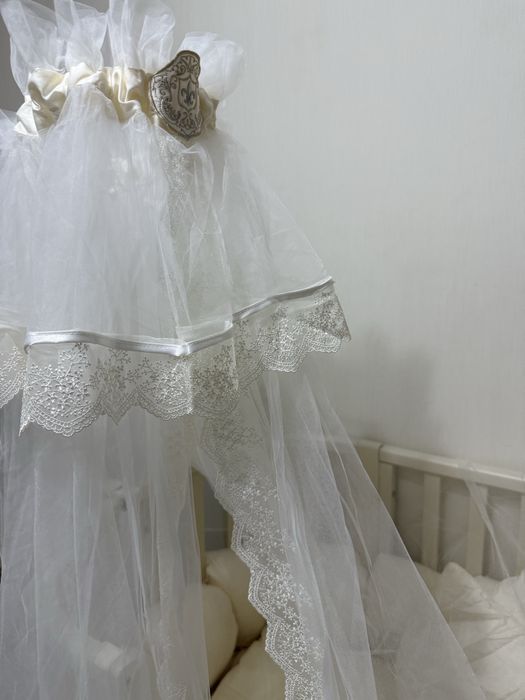 Детская кроватка с постельным бельем