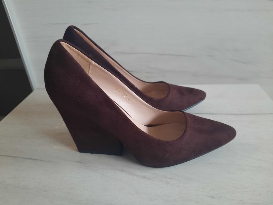 Дамски обувки на дебел ток