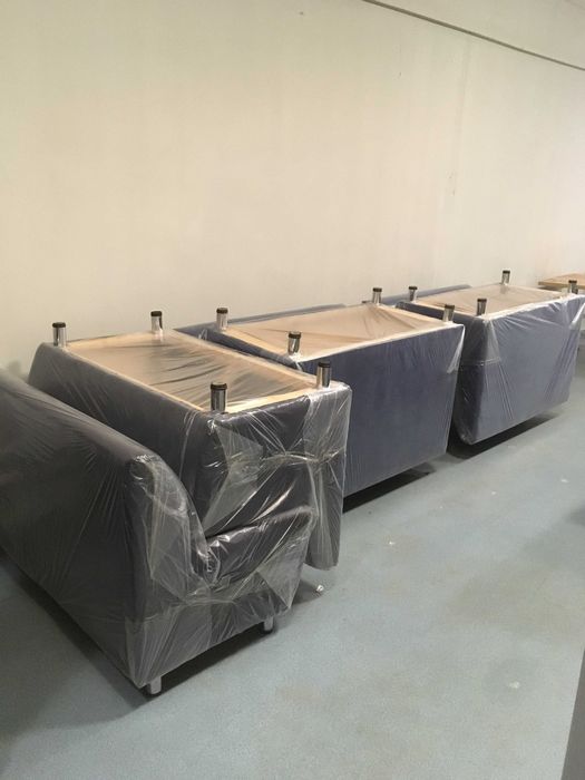 диван и столы для кафе