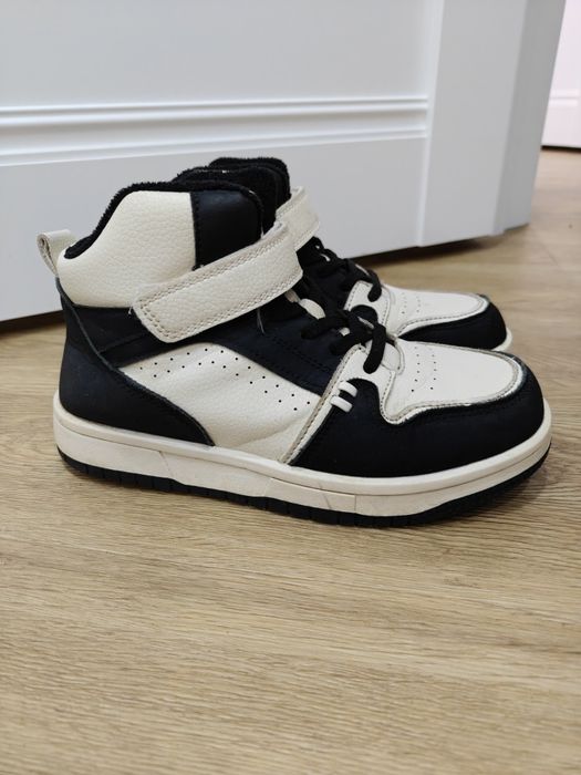 Продам детские ботинки