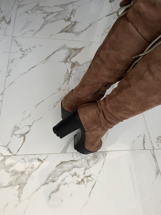 Vand cizme pana la genunchi