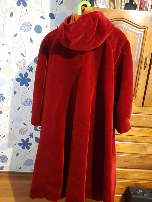 Дамско палто, тип Червената шапчица.