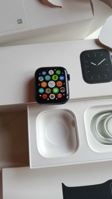 Apple Watch 5 GPS 44mm, като нов!