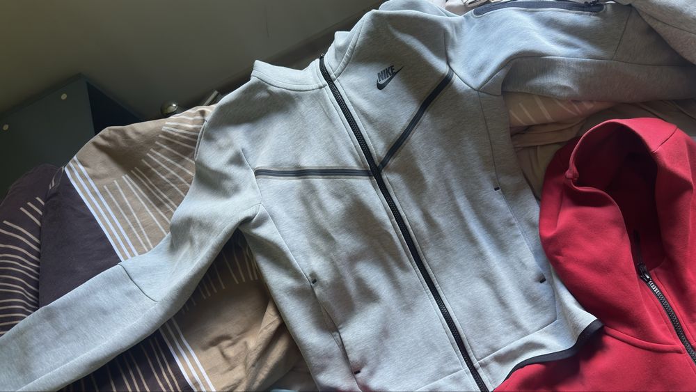Продавам Nike tech и Essentials Екип