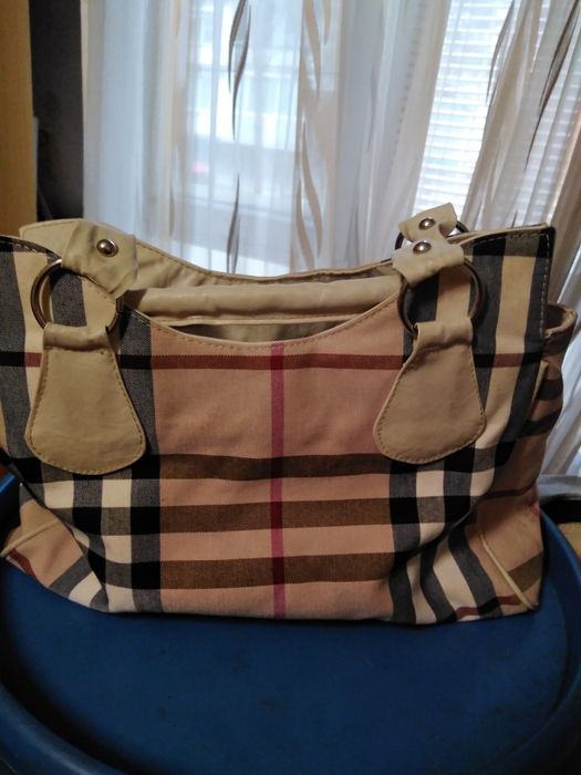 Дамска чанта, изгодно доста е запазена.