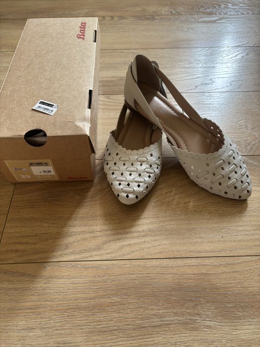 Balerini albi perforati Bata