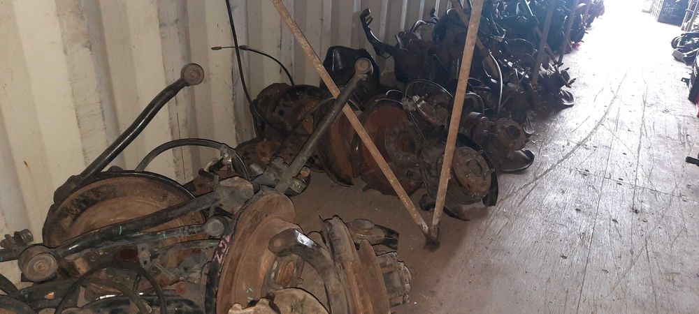 Ступицы, поворотные кулаки.