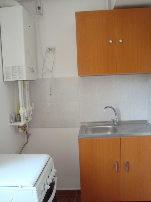 PROPRIETAR, închiriez garsonieră în Regie (la metrou Grozăveşti)