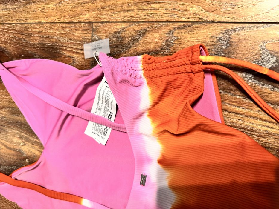 Costum de baie nou cu eticheta