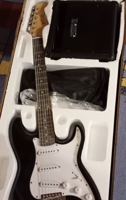 Chitară electrică Rocktile + amplificator + husă + stand – set complet