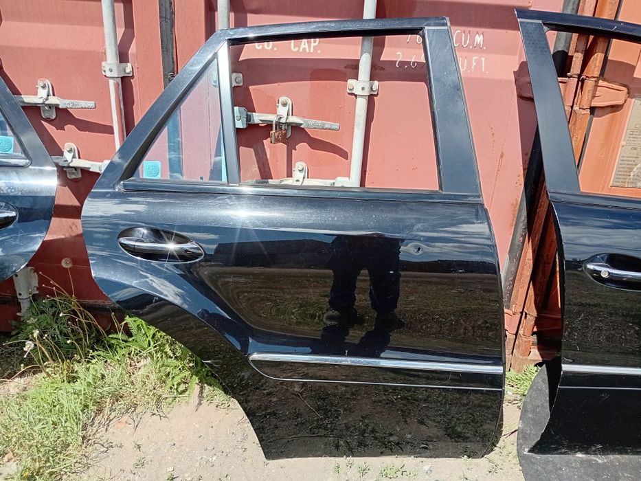 Задняя правая дверь Mercedes-Benz ML164