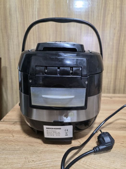 Продаю мультиварку Redmond