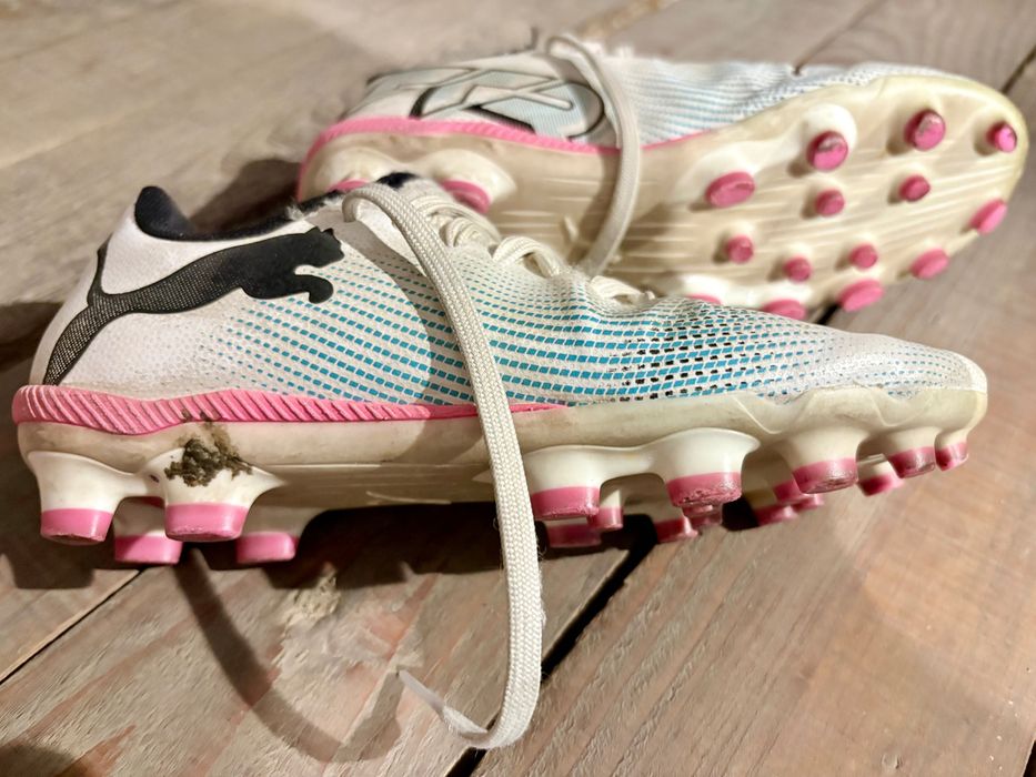 Ghete fotbal copii Puma Future 7 Play FG/AG – Mărimea 33 (Albe/Roz)