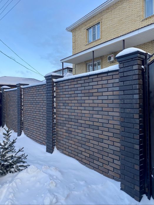 Колпаки и парапеты на забор в наличии