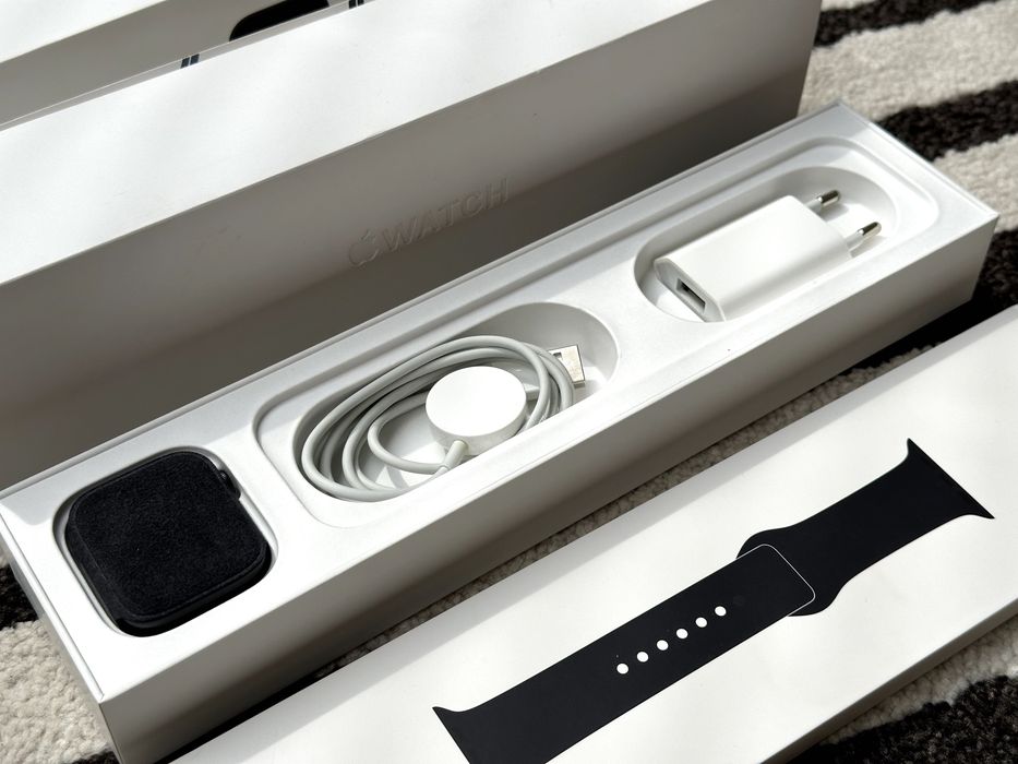 Apple Watch Series 5 | 44 mm | Space Gray | Sports Band Space Black | ПЕРФЕКТЕН | ПЪЛЕН КОМПЛЕКТ