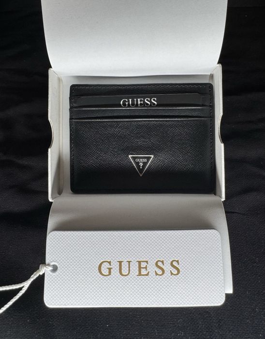Продавам картхолдър Guess