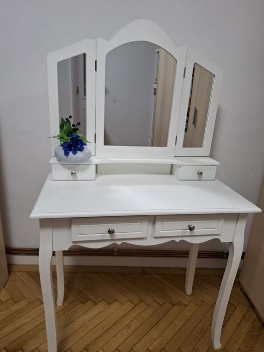 Vând masută de machiaj