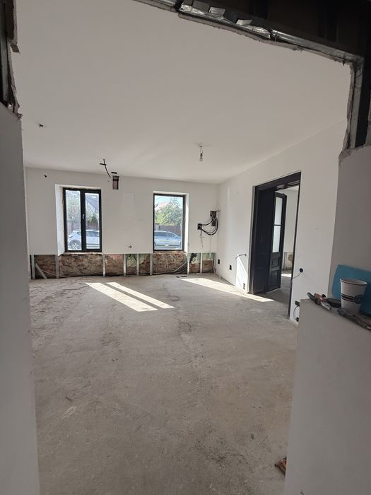 Doua case,parcare+1200 mp teren intravilan,zona centrala,AXENTE SEVER 18