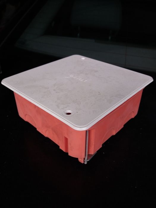 Doza derivatie pt.rigips,cu capac alb,Nou. Pret 20 lei. buc.