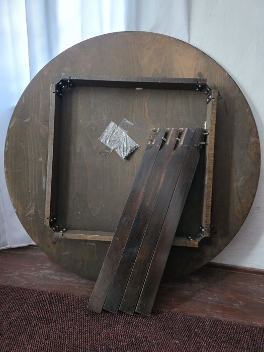 Scaune tapițate din lemn masiv și o masă rotundă